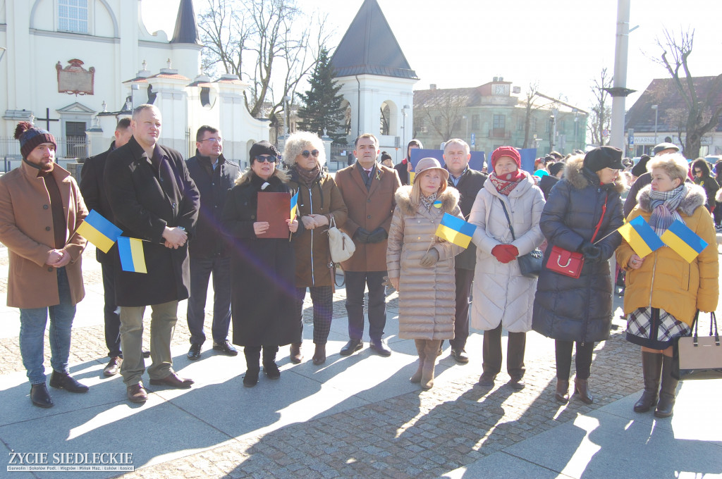 Solidarni z Ukrainą – wiec poparcia na rynku w Węgrowie