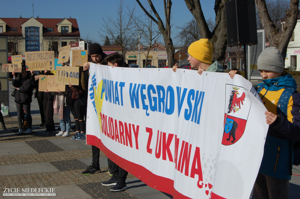 Solidarni z Ukrainą – wiec poparcia na rynku w Węgrowie