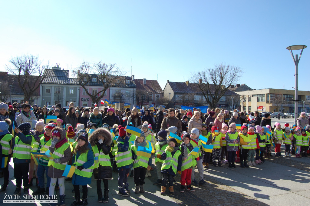 Solidarni z Ukrainą – wiec poparcia na rynku w Węgrowie