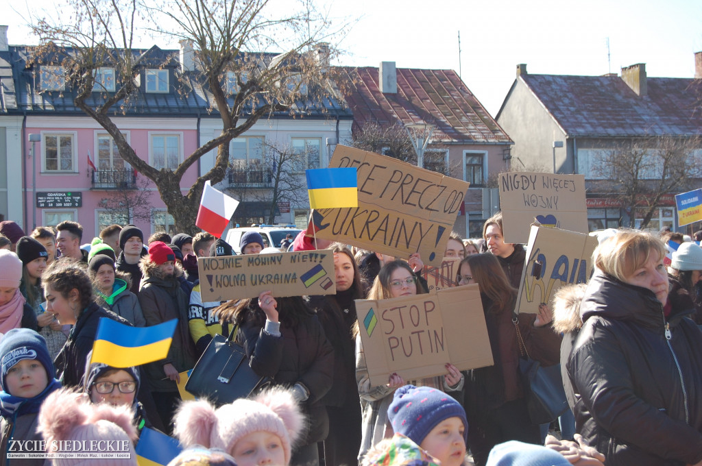 Solidarni z Ukrainą – wiec poparcia na rynku w Węgrowie