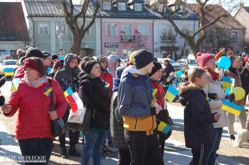 Solidarni z Ukrainą – wiec poparcia na rynku w Węgrowie