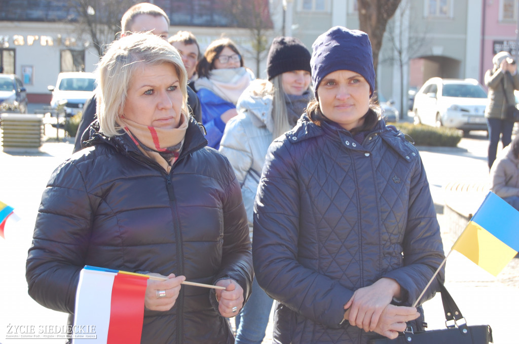 Solidarni z Ukrainą – wiec poparcia na rynku w Węgrowie