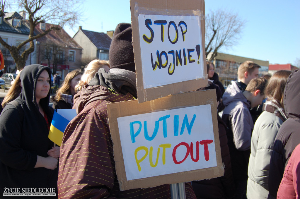 Solidarni z Ukrainą – wiec poparcia na rynku w Węgrowie