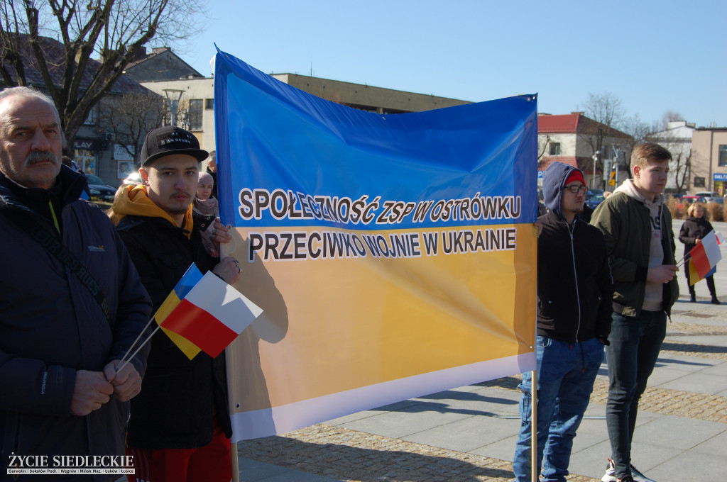 Solidarni z Ukrainą – wiec poparcia na rynku w Węgrowie