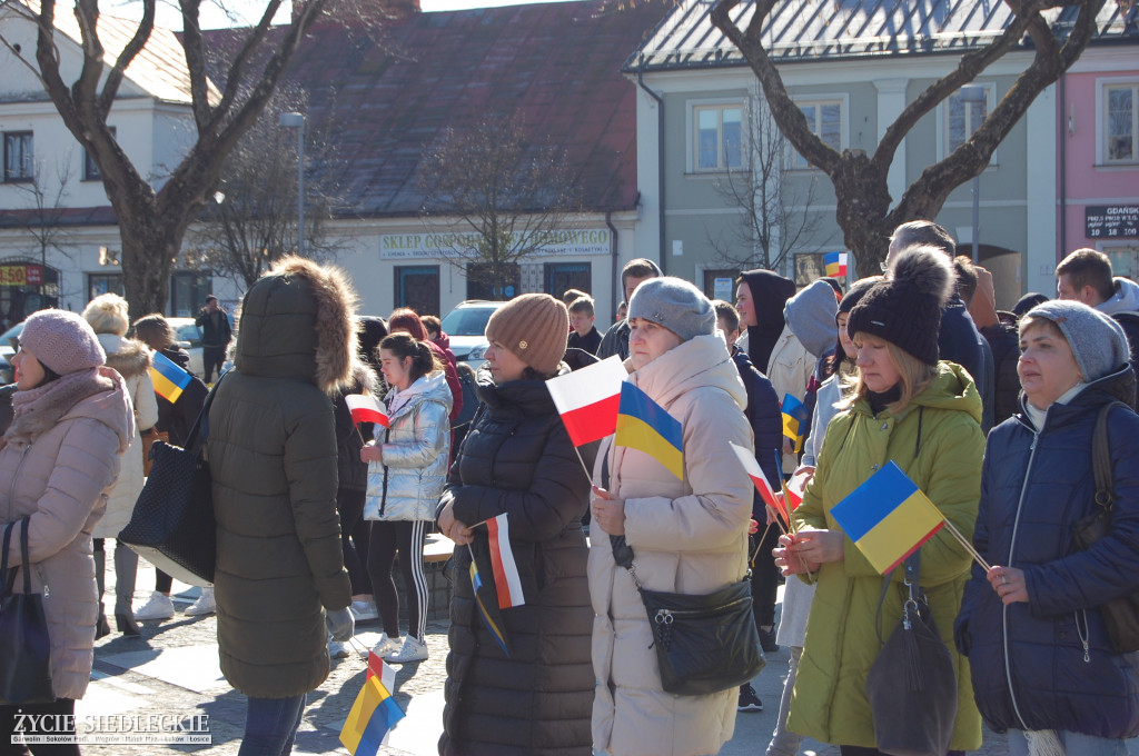 Solidarni z Ukrainą – wiec poparcia na rynku w Węgrowie