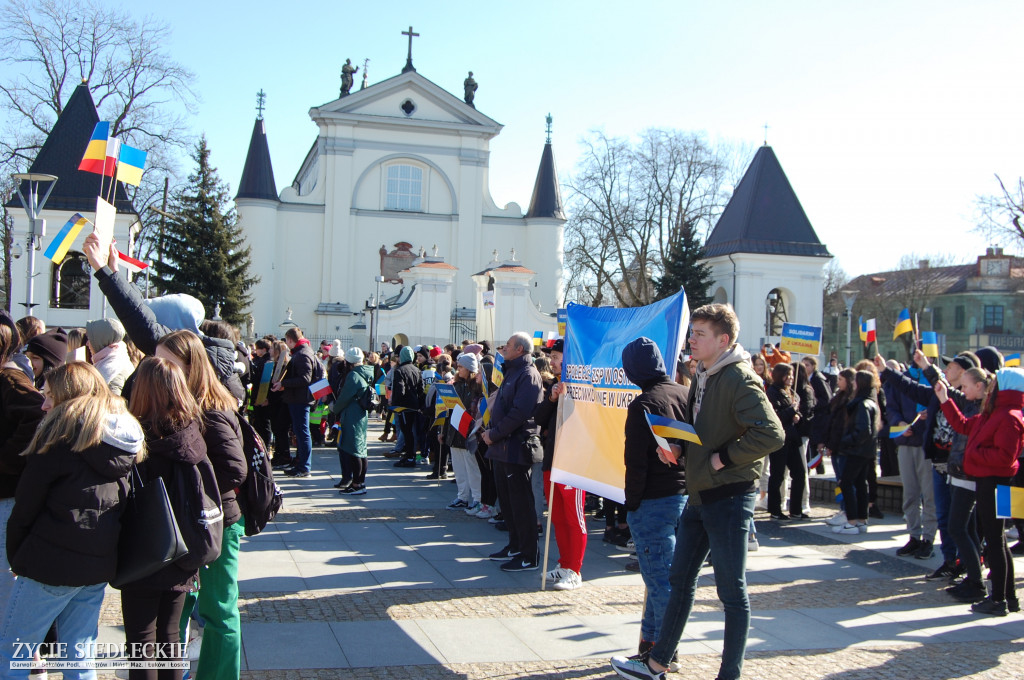 Solidarni z Ukrainą – wiec poparcia na rynku w Węgrowie