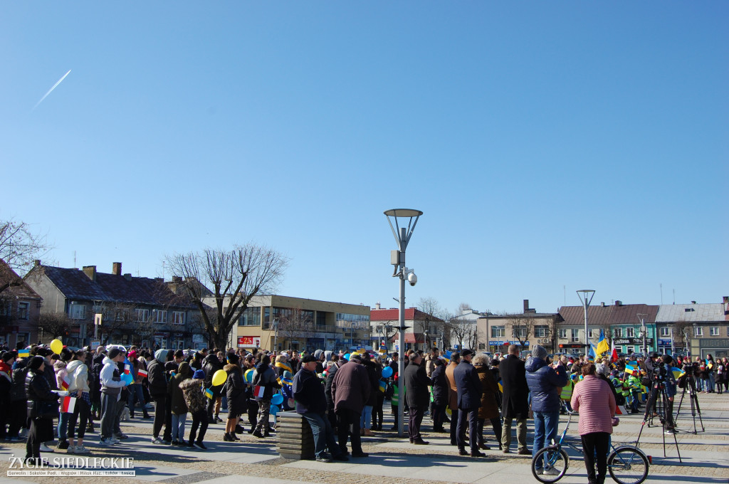 Solidarni z Ukrainą – wiec poparcia na rynku w Węgrowie
