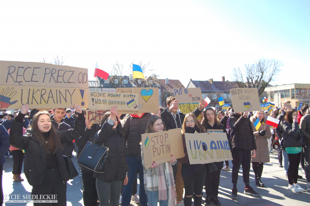 Solidarni z Ukrainą – wiec poparcia na rynku w Węgrowie