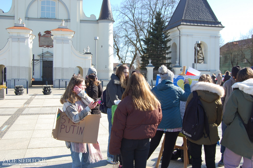 Solidarni z Ukrainą – wiec poparcia na rynku w Węgrowie