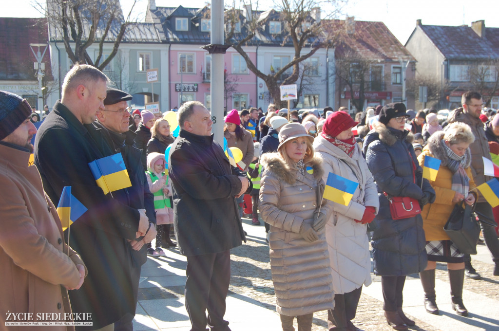 Solidarni z Ukrainą – wiec poparcia na rynku w Węgrowie