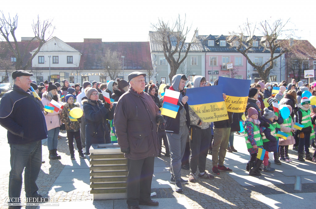 Solidarni z Ukrainą – wiec poparcia na rynku w Węgrowie