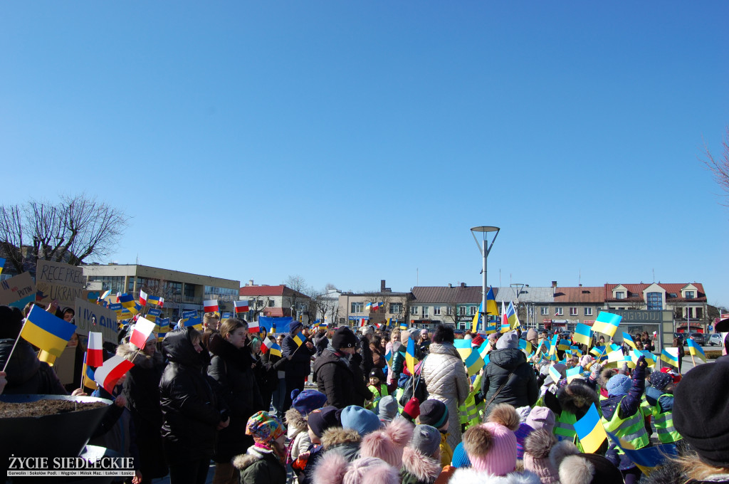 Solidarni z Ukrainą – wiec poparcia na rynku w Węgrowie