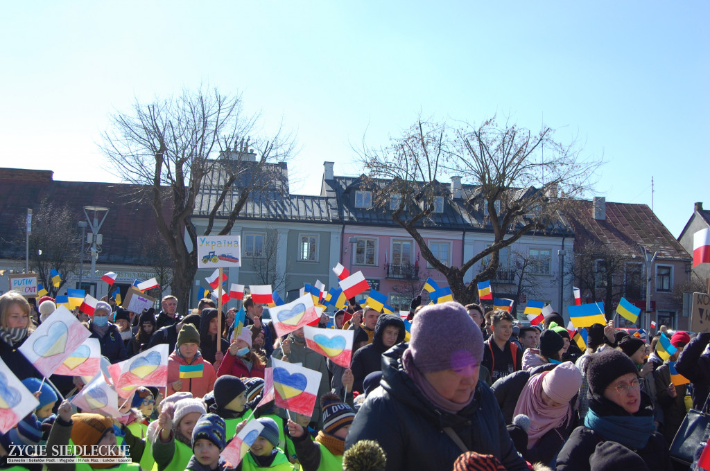 Solidarni z Ukrainą – wiec poparcia na rynku w Węgrowie