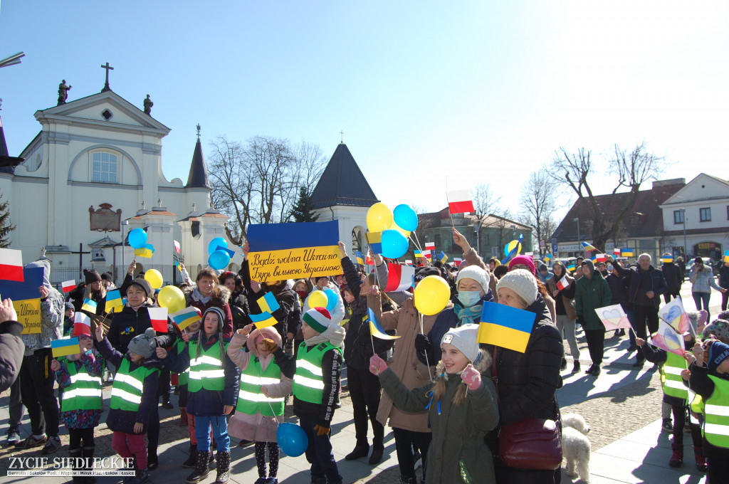Solidarni z Ukrainą – wiec poparcia na rynku w Węgrowie