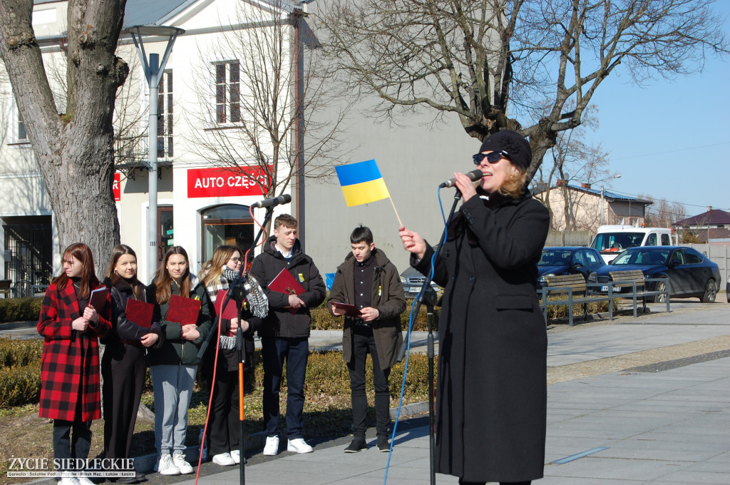 Solidarni z Ukrainą – wiec poparcia na rynku w Węgrowie