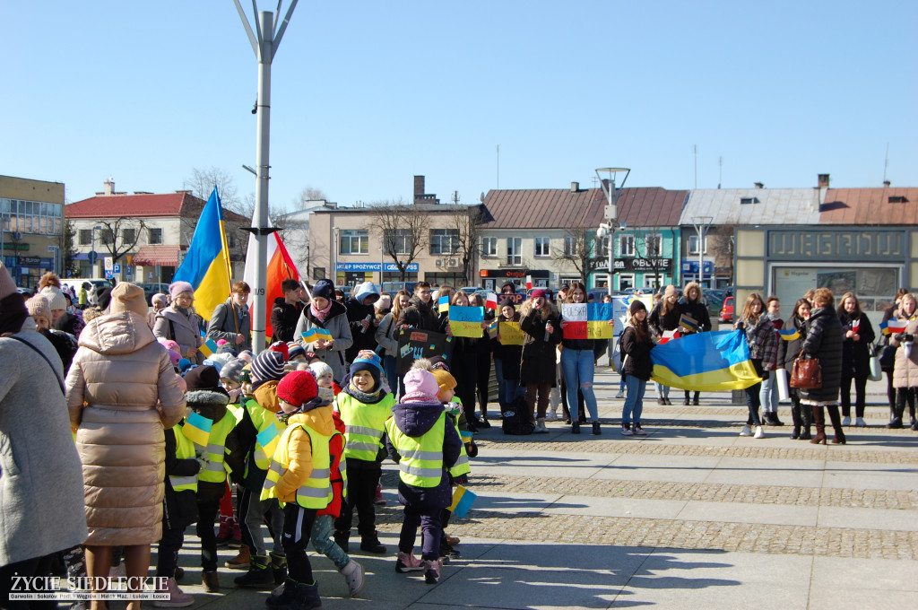 Solidarni z Ukrainą – wiec poparcia na rynku w Węgrowie