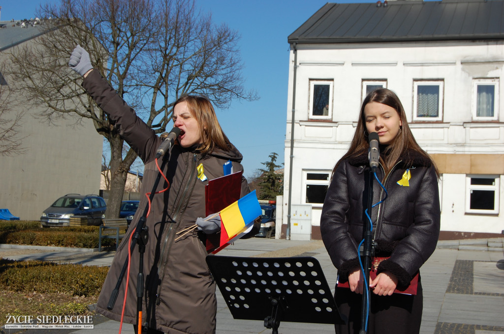 Solidarni z Ukrainą – wiec poparcia na rynku w Węgrowie