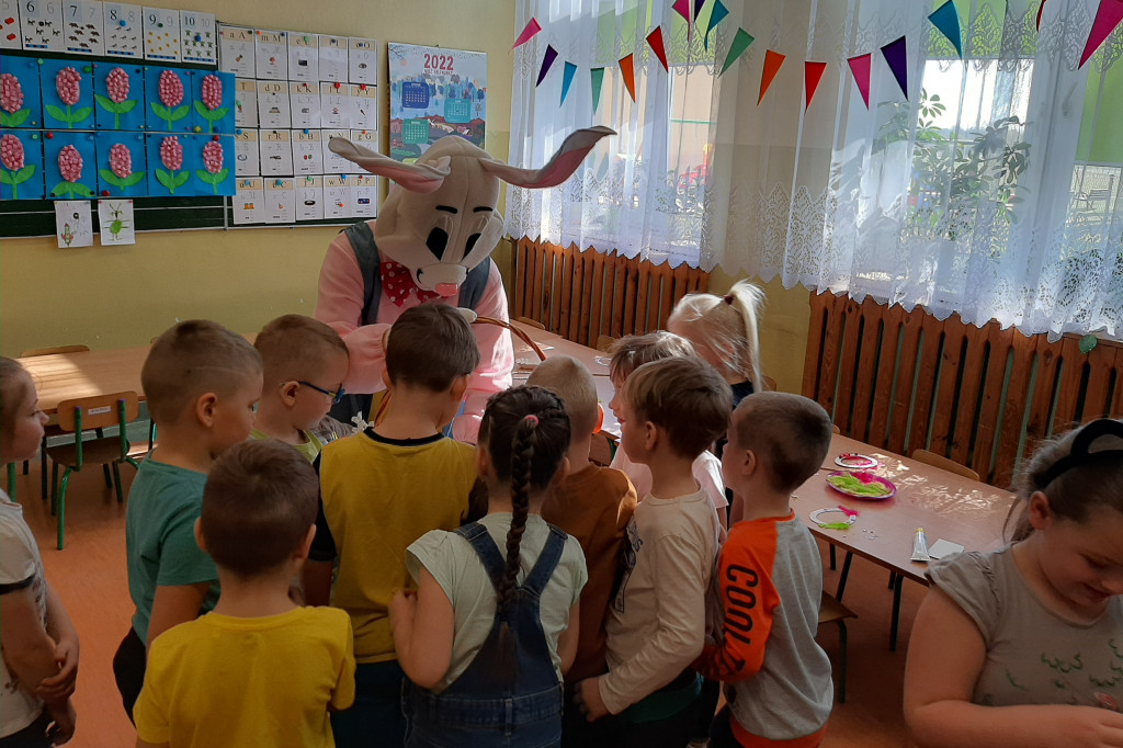 Świąteczny gość z koszem pełnym smakołyków