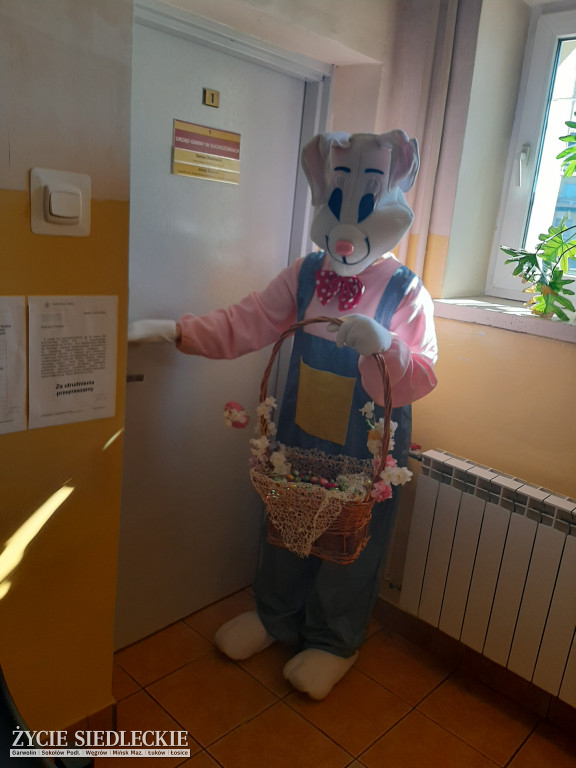 Świąteczny gość z koszem pełnym smakołyków