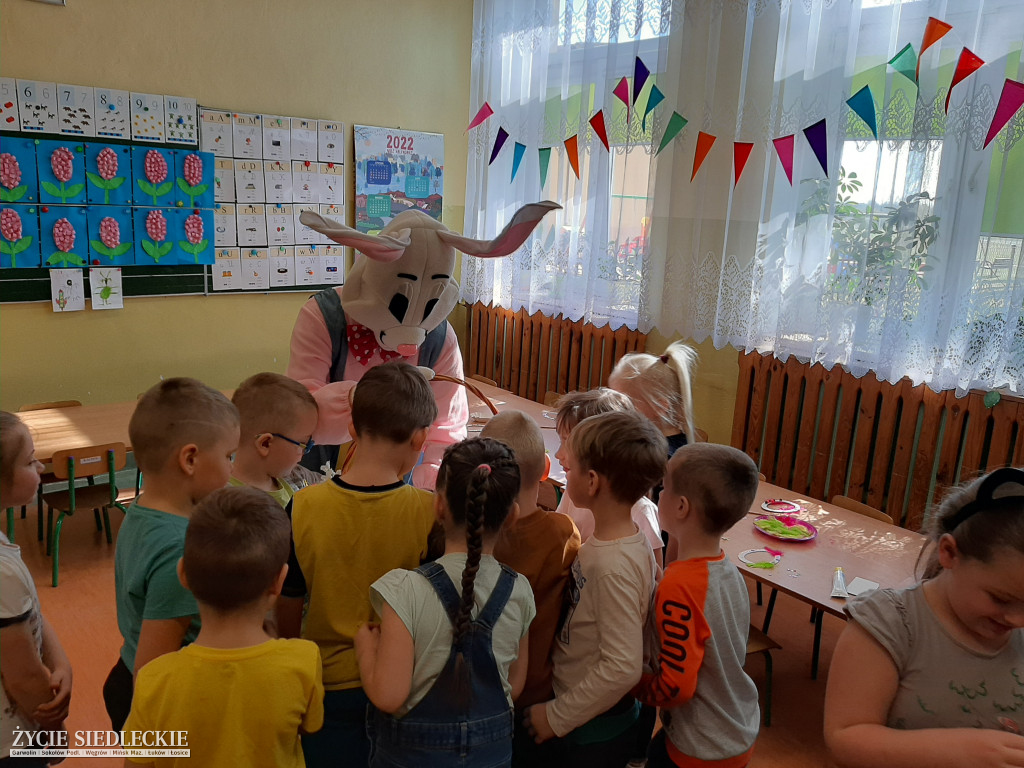 Świąteczny gość z koszem pełnym smakołyków