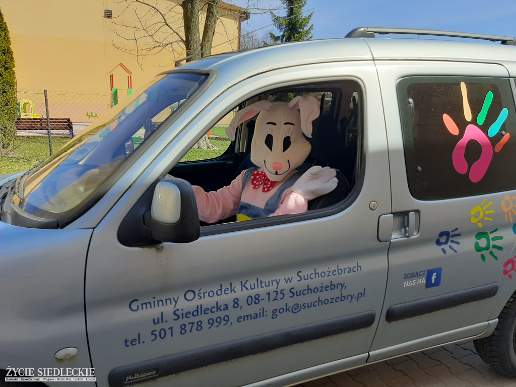 Świąteczny gość z koszem pełnym smakołyków