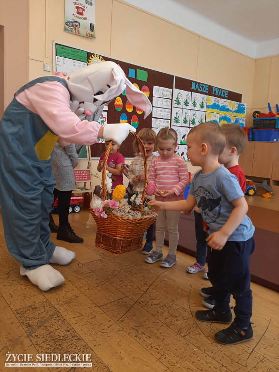 Świąteczny gość z koszem pełnym smakołyków