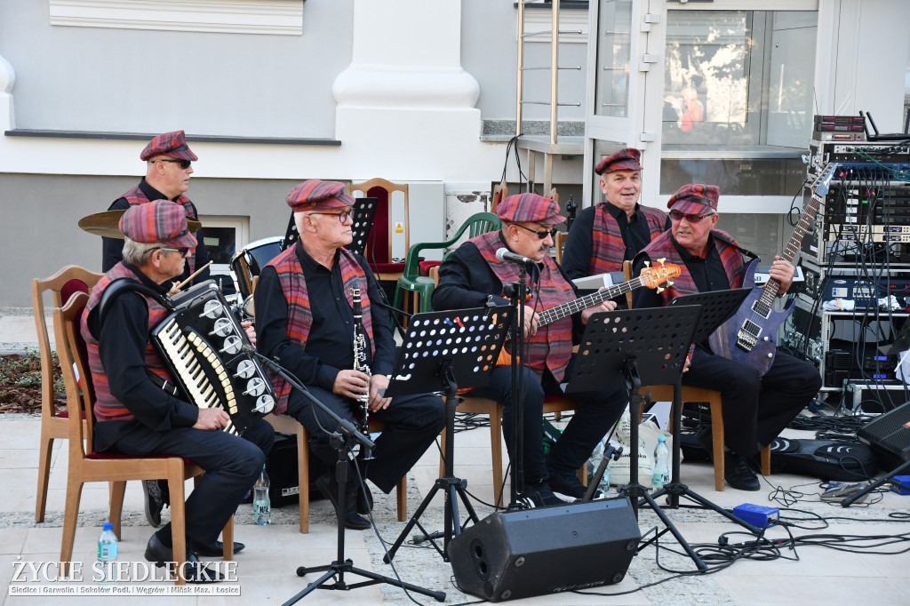 Seniorynki w hołdzie Powstańcom