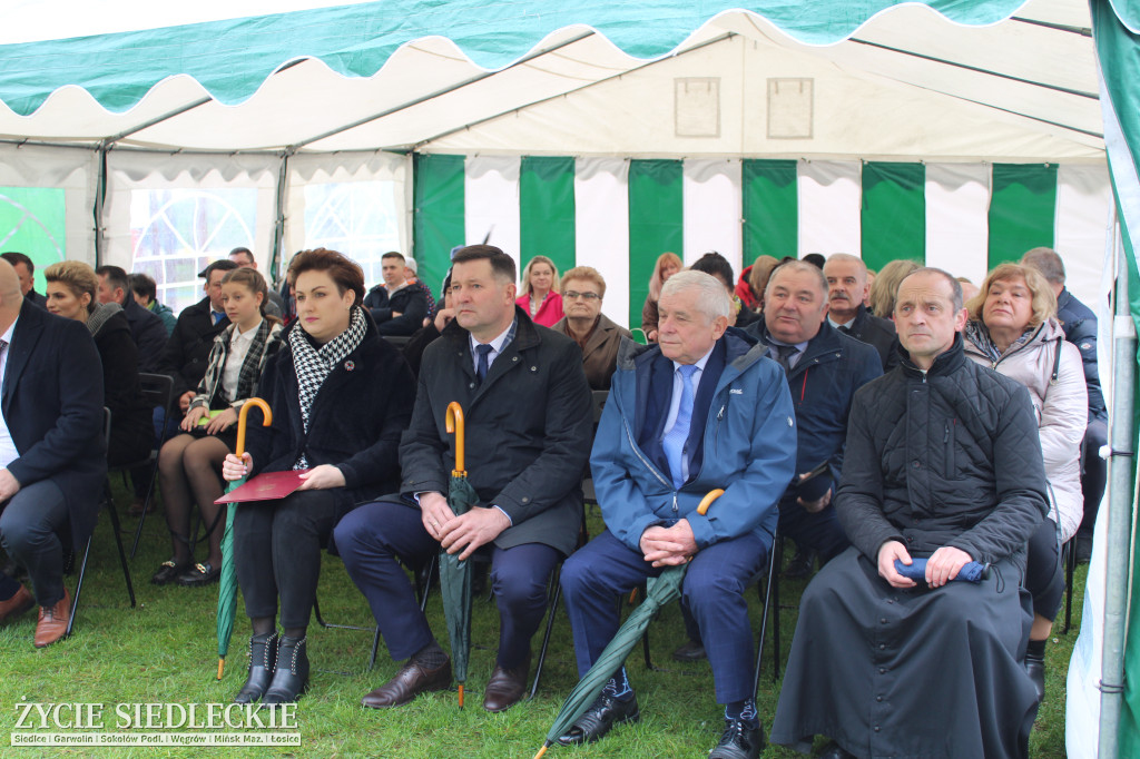 Rozbudowa szkoły z wmurowaną wiadomością