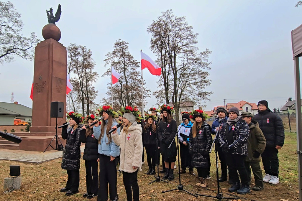 Obchody centralne pod pomnikiem