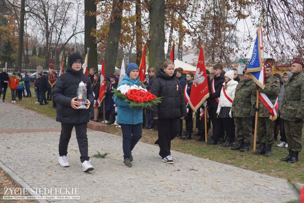 Obchody centralne pod pomnikiem