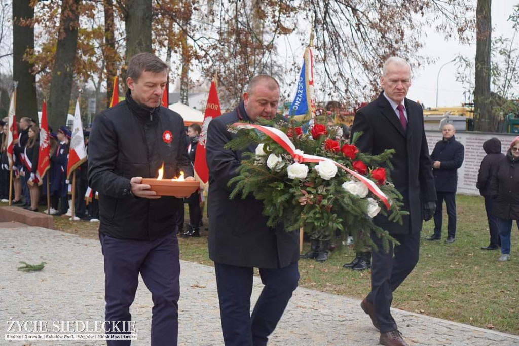 Obchody centralne pod pomnikiem