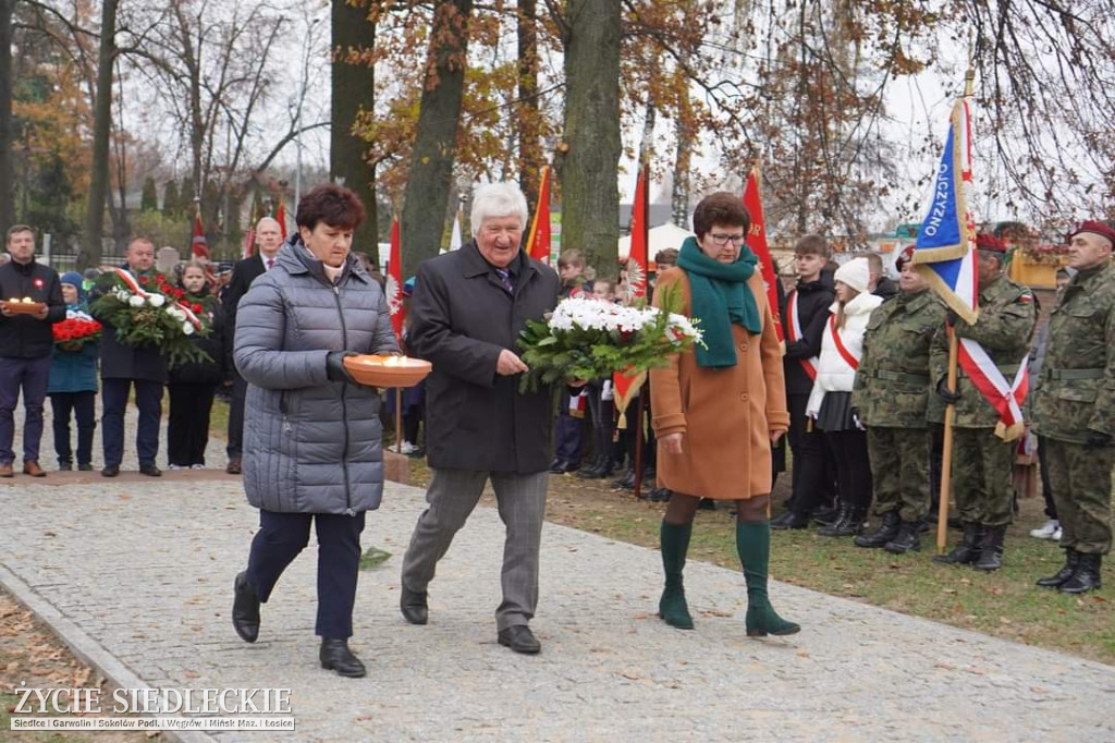 Obchody centralne pod pomnikiem