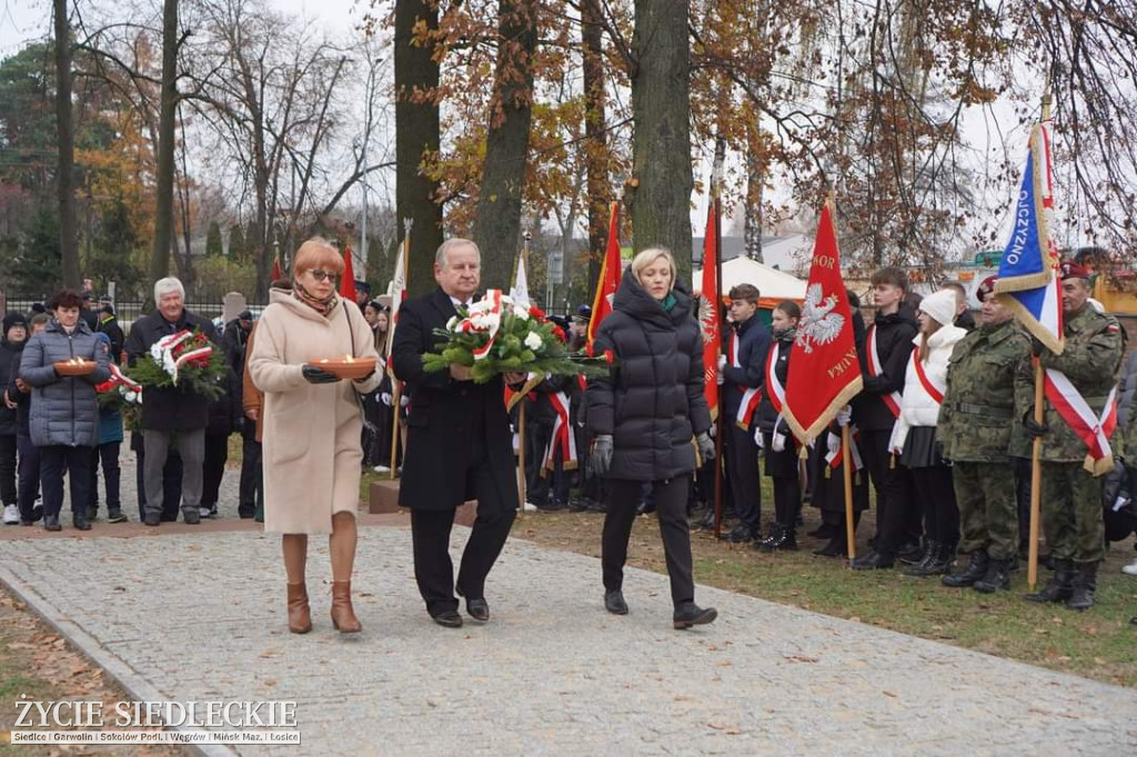 Obchody centralne pod pomnikiem