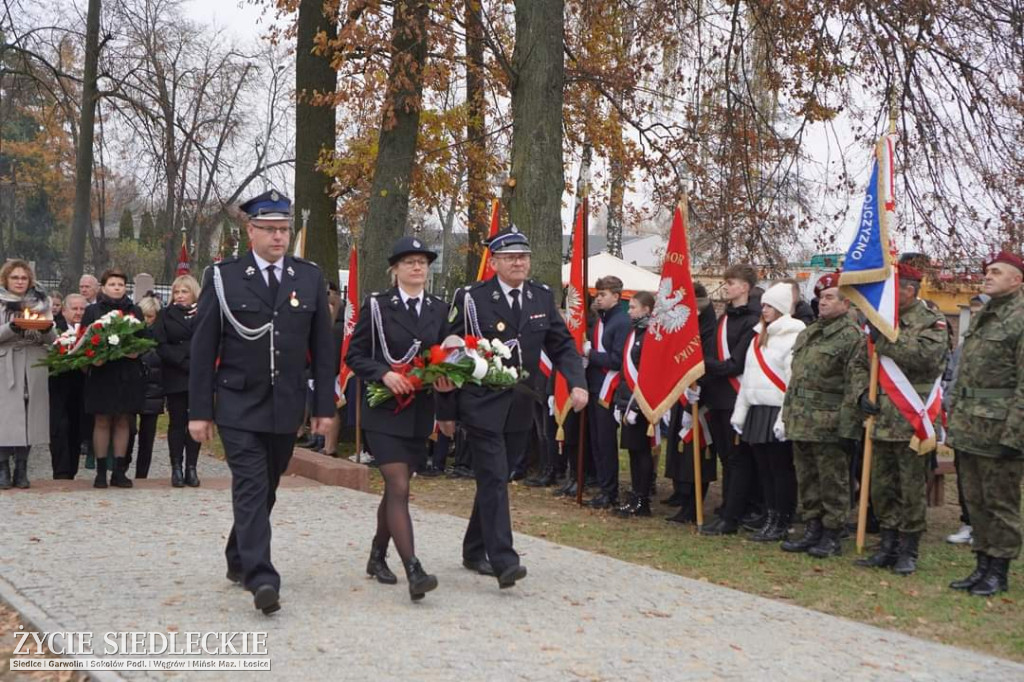 Obchody centralne pod pomnikiem