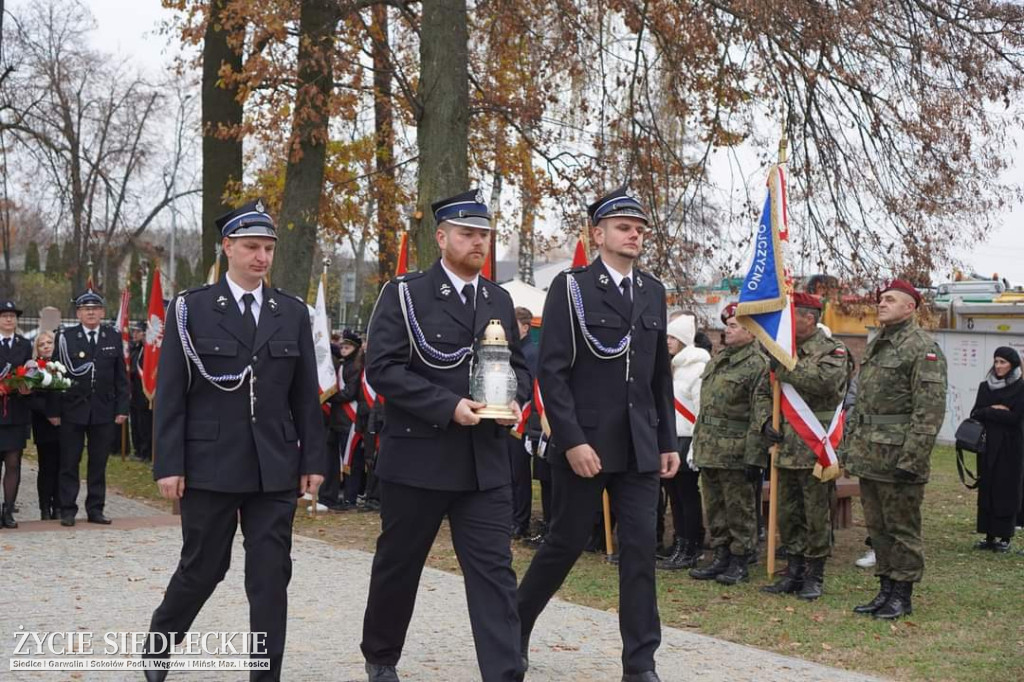 Obchody centralne pod pomnikiem