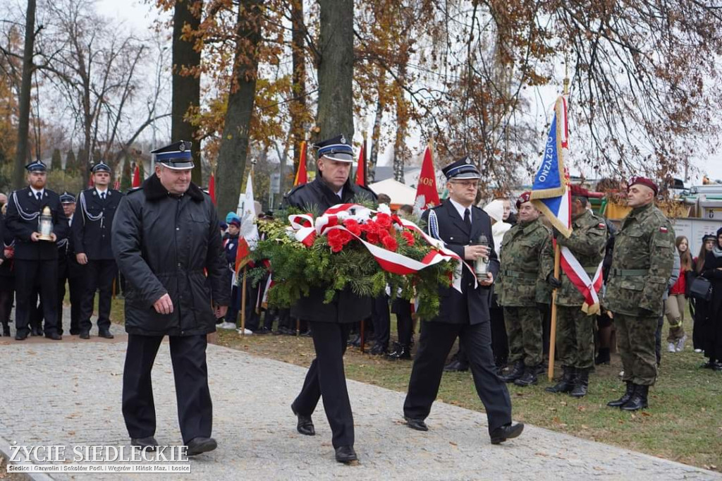 Obchody centralne pod pomnikiem