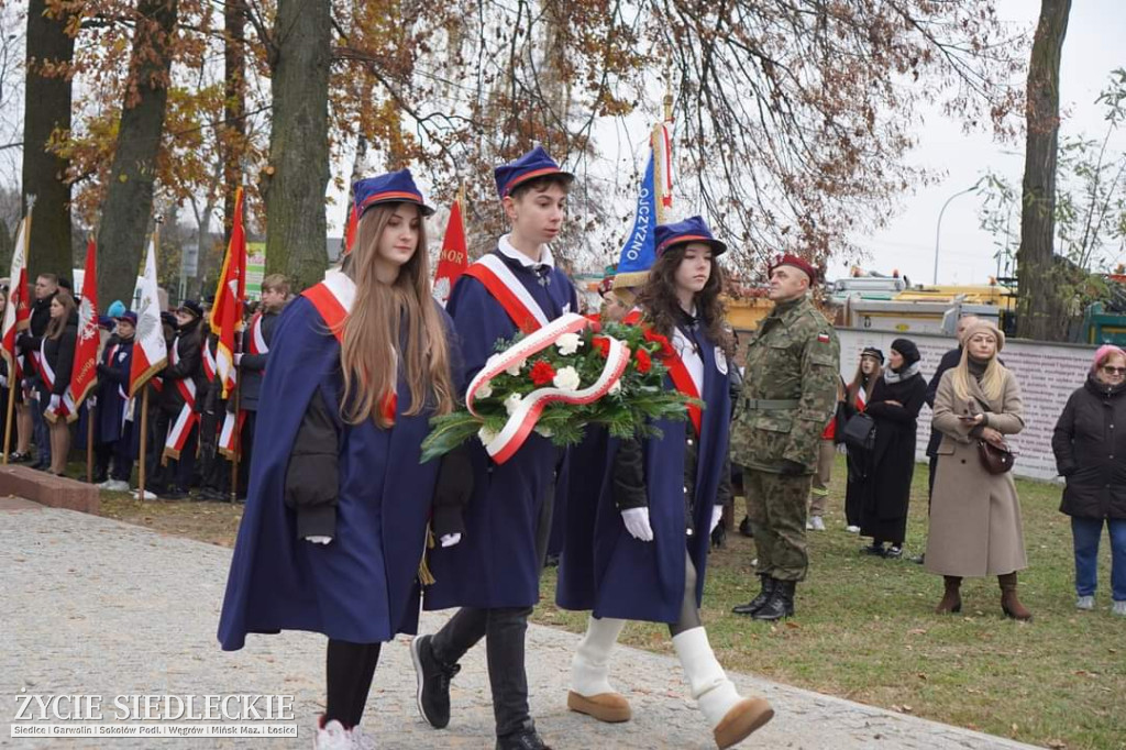 Obchody centralne pod pomnikiem