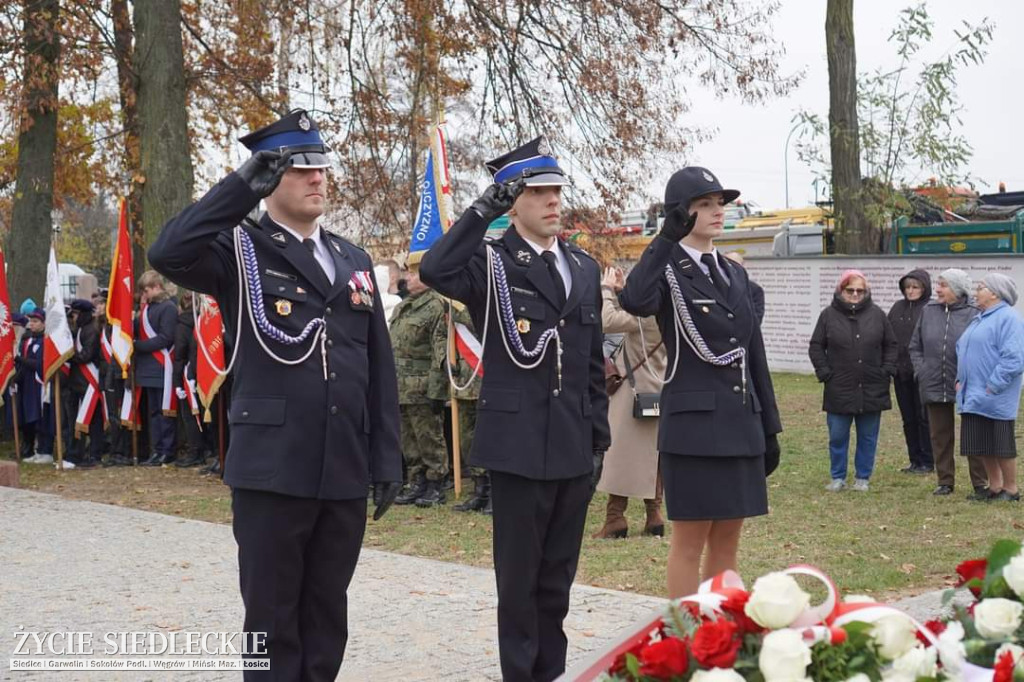 Obchody centralne pod pomnikiem