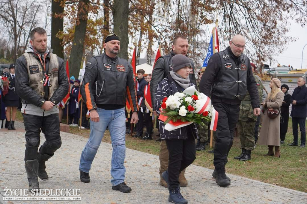 Obchody centralne pod pomnikiem