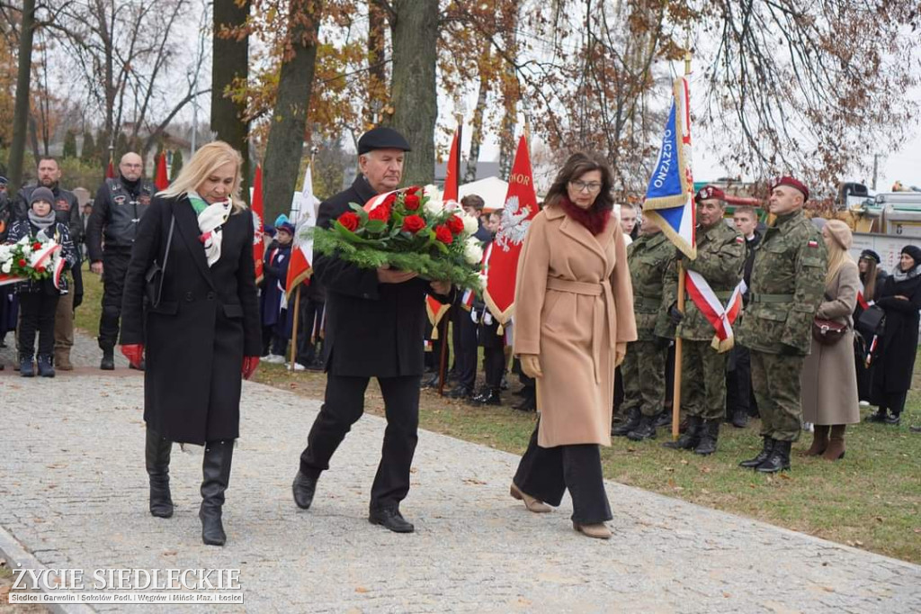 Obchody centralne pod pomnikiem