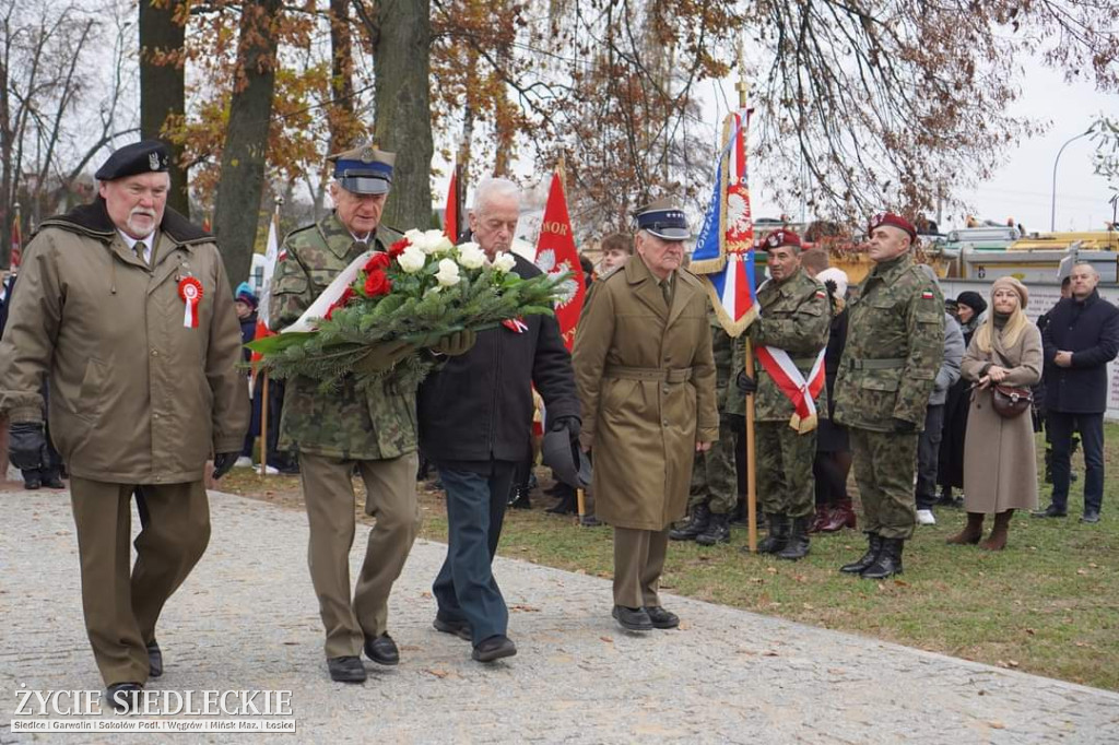 Obchody centralne pod pomnikiem