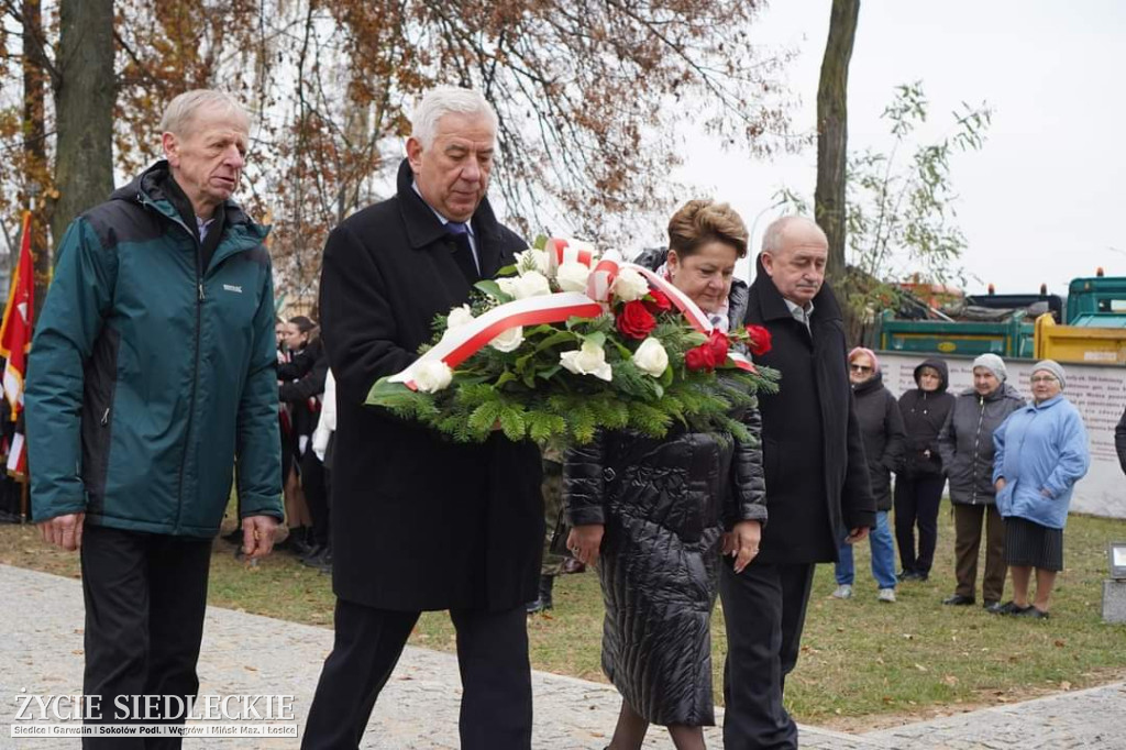 Obchody centralne pod pomnikiem