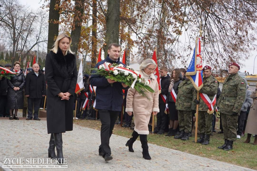 Obchody centralne pod pomnikiem