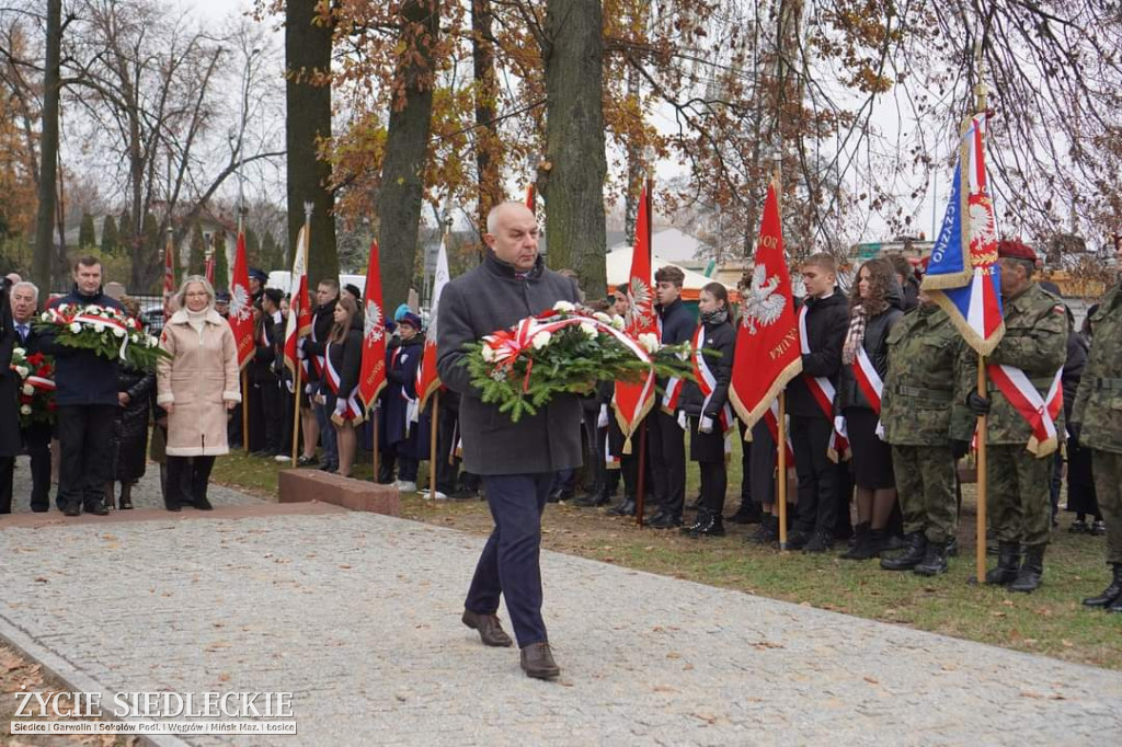 Obchody centralne pod pomnikiem