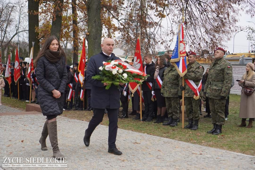 Obchody centralne pod pomnikiem