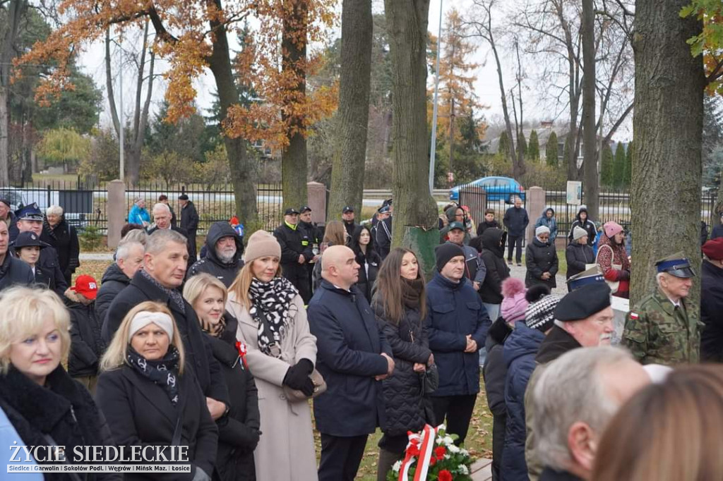 Obchody centralne pod pomnikiem