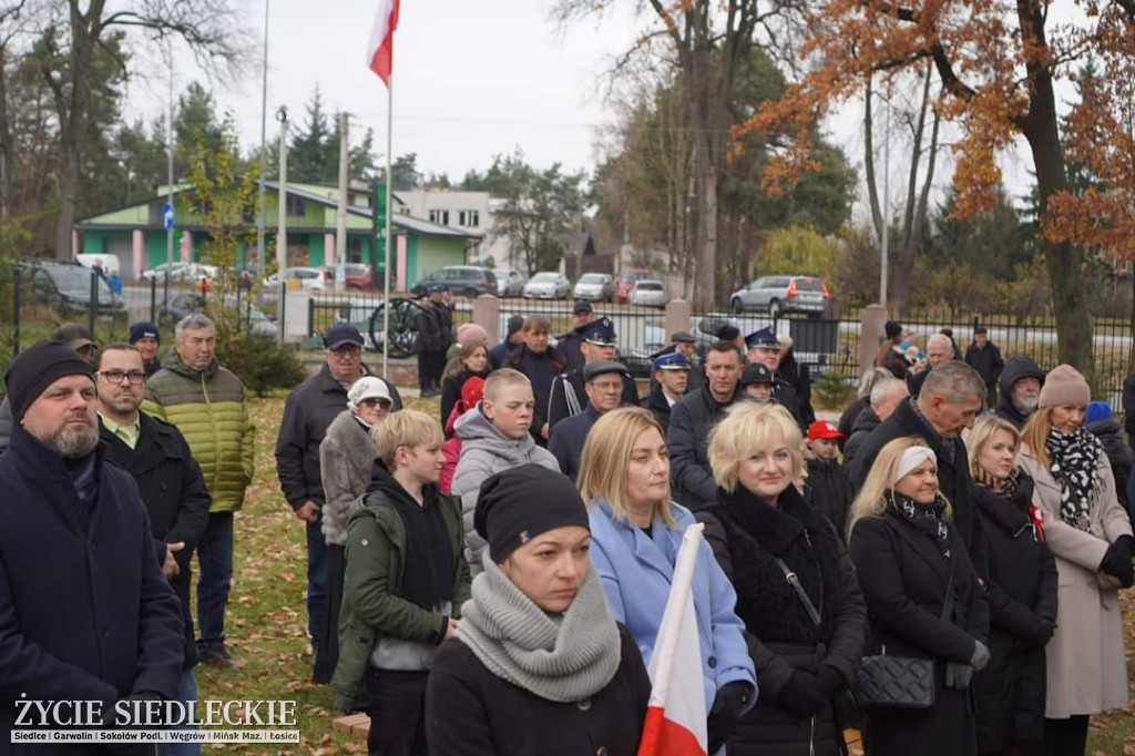 Obchody centralne pod pomnikiem