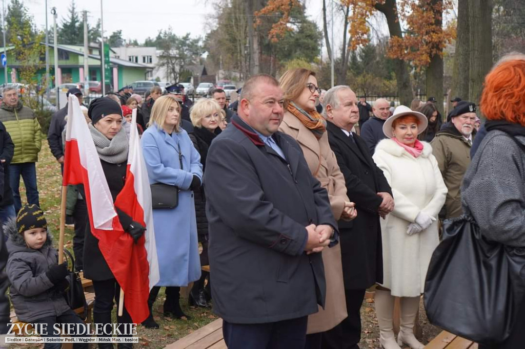 Obchody centralne pod pomnikiem