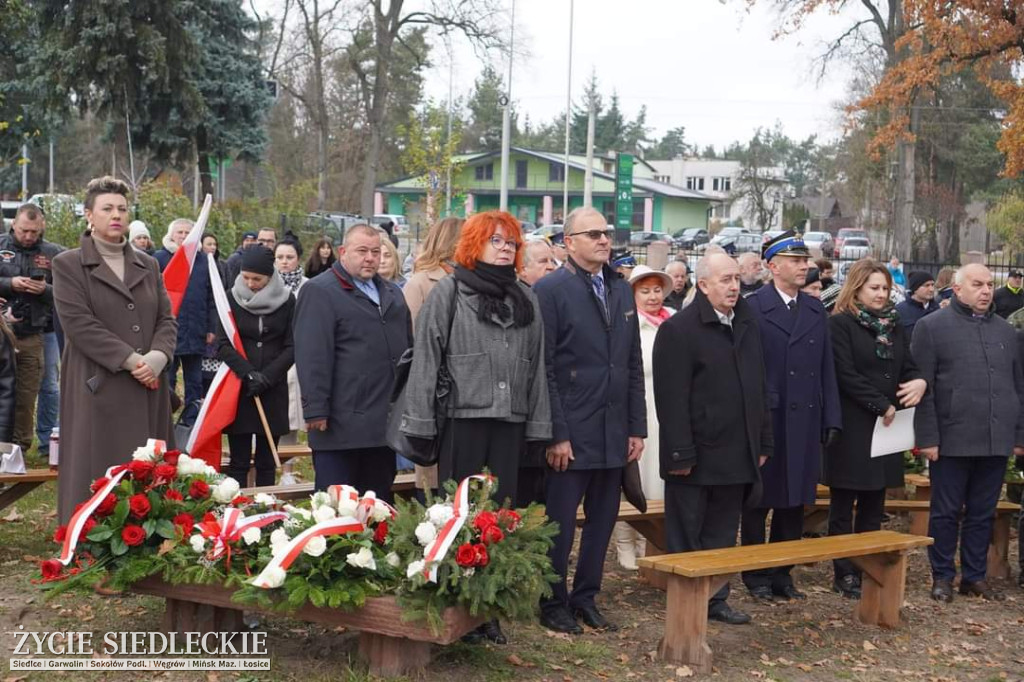 Obchody centralne pod pomnikiem