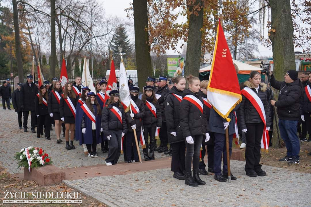 Obchody centralne pod pomnikiem